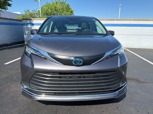 Used 2023 Toyota Sienna XLE FWD image 8