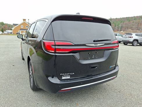 Used 2024 Chrysler Pacifica Select image 8