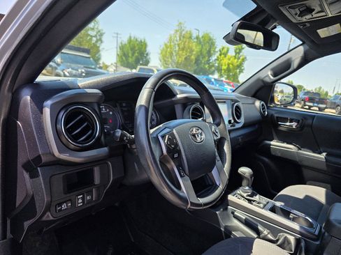 Used 2019 Toyota Tacoma TRD Off-Road w/ Technology Package AWD/4WD image 8
