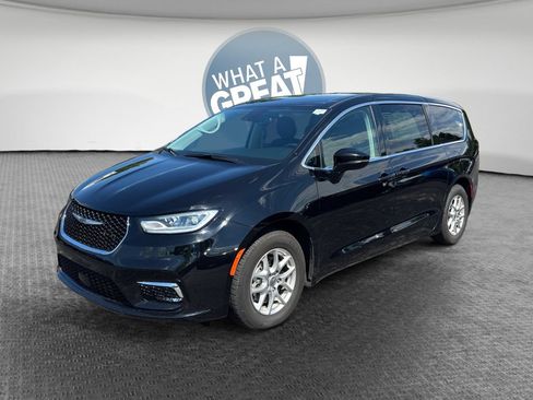 Used 2024 Chrysler Pacifica Touring-L FWD image 8