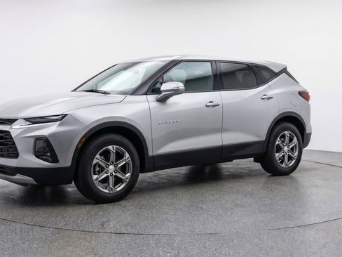 Used 2025 Chevrolet Blazer LT FWD image 3
