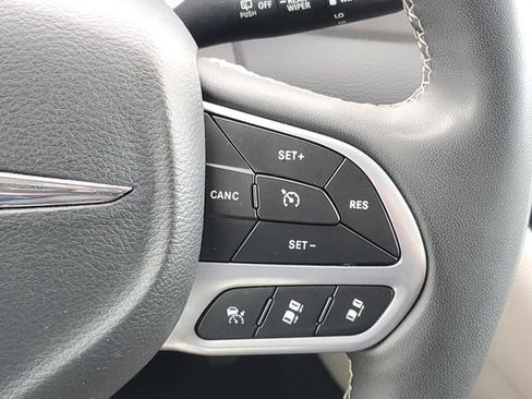 Used 2023 Chrysler Pacifica Touring-L FWD image 23
