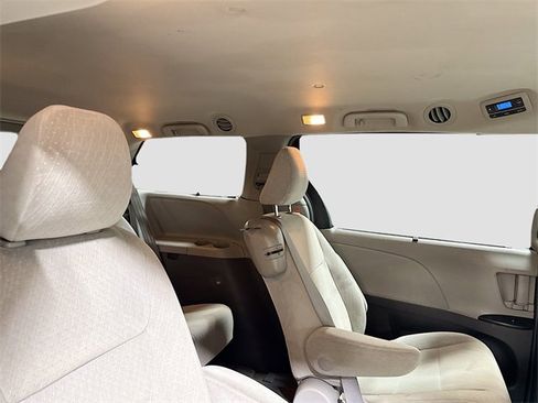 Used 2016 Toyota Sienna LE image 27