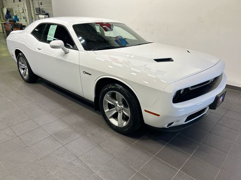 Used 2019 Dodge Challenger SXT image 2