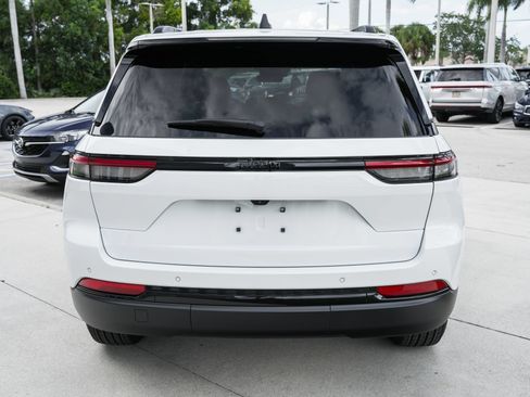 Used 2025 Jeep Grand Cherokee Altitude RWD image 9
