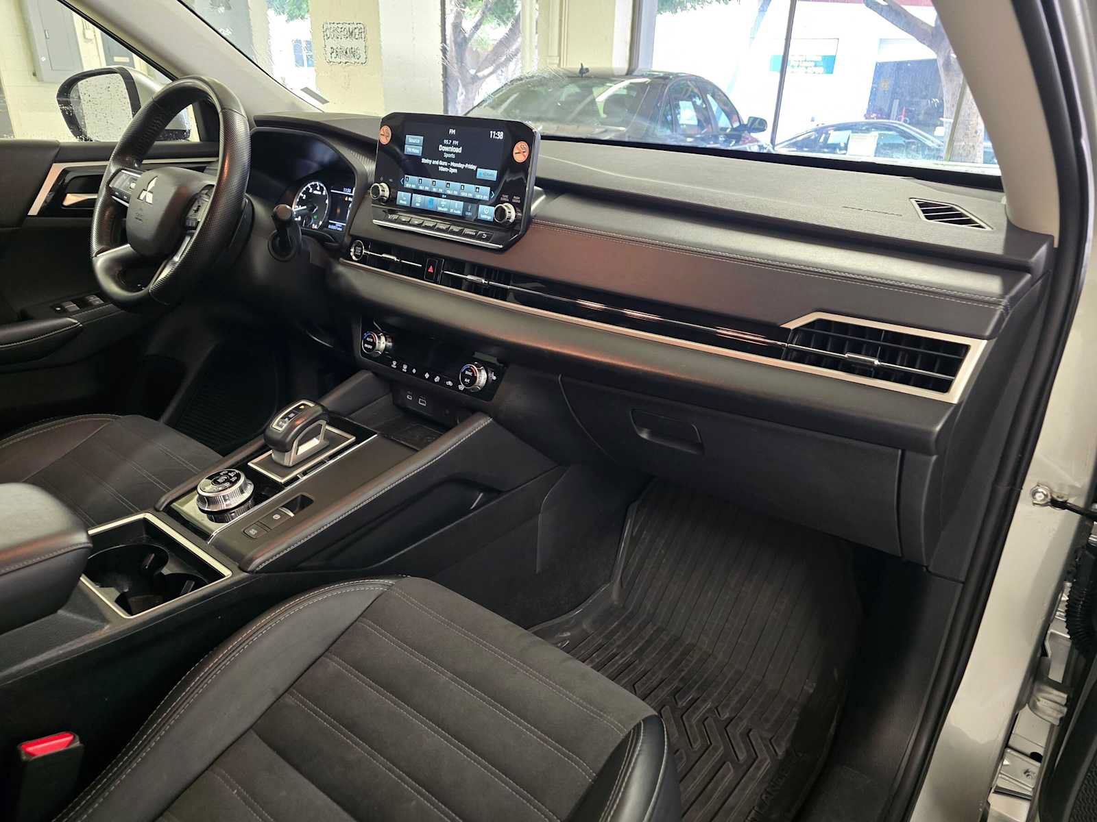 Used 2024 Mitsubishi Outlander SE AWD/4WD image 10