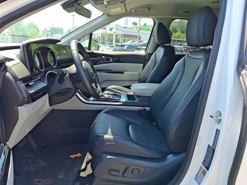 Used 2024 Kia Carnival EX FWD image 14