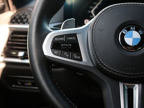 Used 2025 BMW X7 M60i w/ Climate Comfort Package image 17