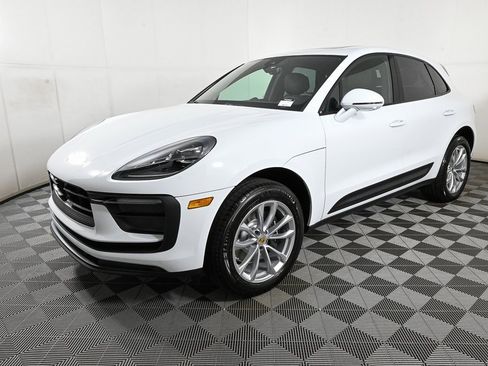 Certified 2025 Porsche Macan AWD image 1