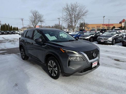 Used 2022 Nissan Rogue SV image 2