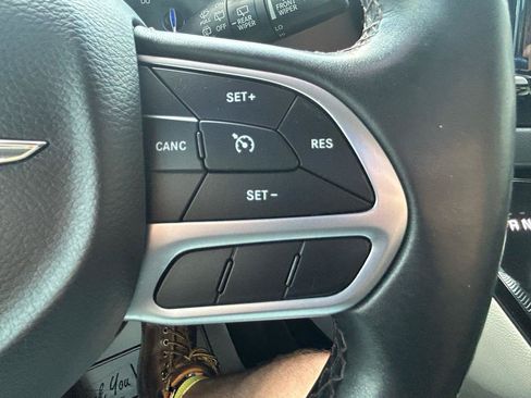 Used 2017 Chrysler Pacifica Touring-L FWD image 18