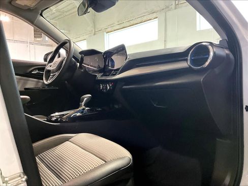 Used 2025 Chevrolet Trax LT w/ LT Convenience Package image 14