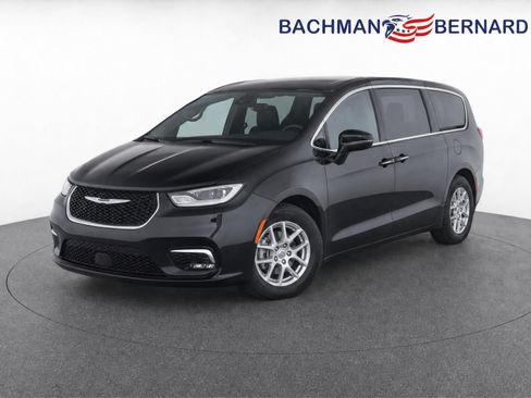Used 2023 Chrysler Pacifica Touring-L FWD image 3