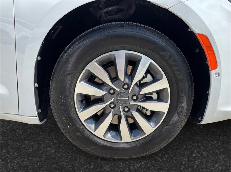 Used 2024 Chrysler Pacifica Limited FWD image 13