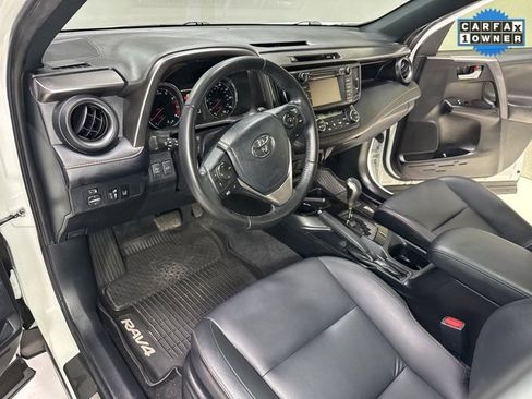Used 2018 Toyota RAV4 SE image 11