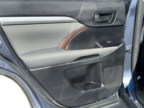 Used 2015 Toyota Highlander LE FWD image 29