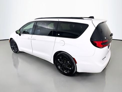 Used 2025 Chrysler Pacifica Limited image 5