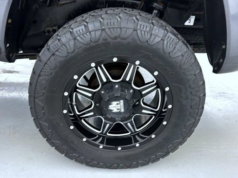 Used 2019 Toyota Tacoma SR5 w/ Four Season Floor Mat Package AWD/4WD image 22