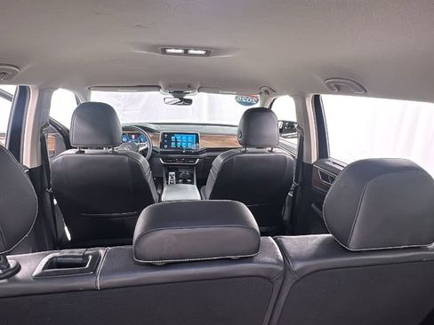 Used 2025 Volkswagen Atlas SE AWD/4WD image 17
