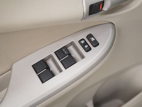 Used 2013 Toyota Corolla LE Special Edition image 18