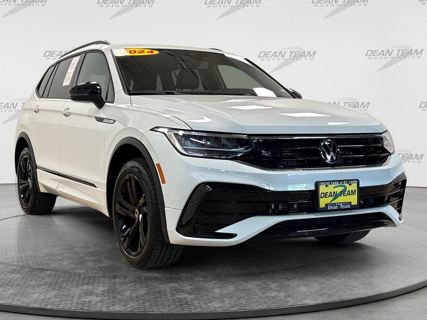 Used 2024 Volkswagen Tiguan SE R-Line AWD/4WD image 3