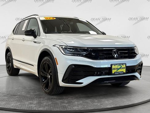 Used 2024 Volkswagen Tiguan SE R-Line AWD/4WD image 3