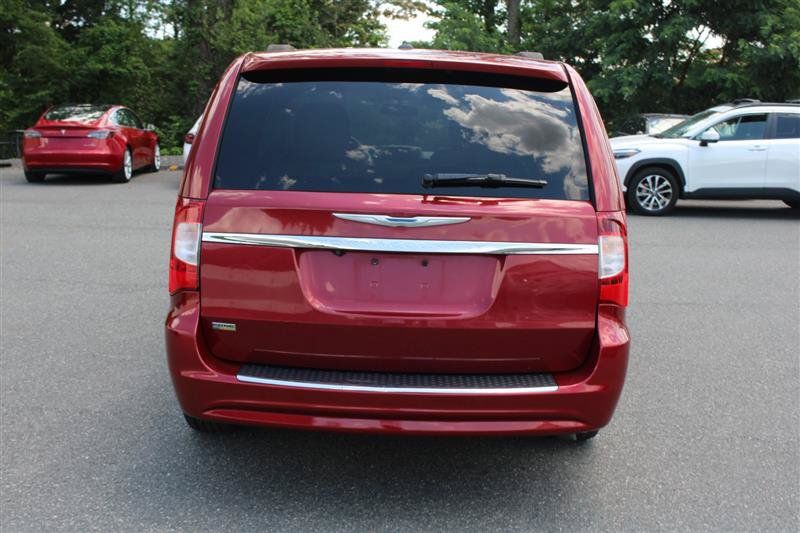 Used 2013 Chrysler Town & Country Touring FWD image 6