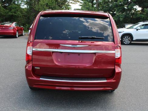 Used 2013 Chrysler Town & Country Touring FWD image 6