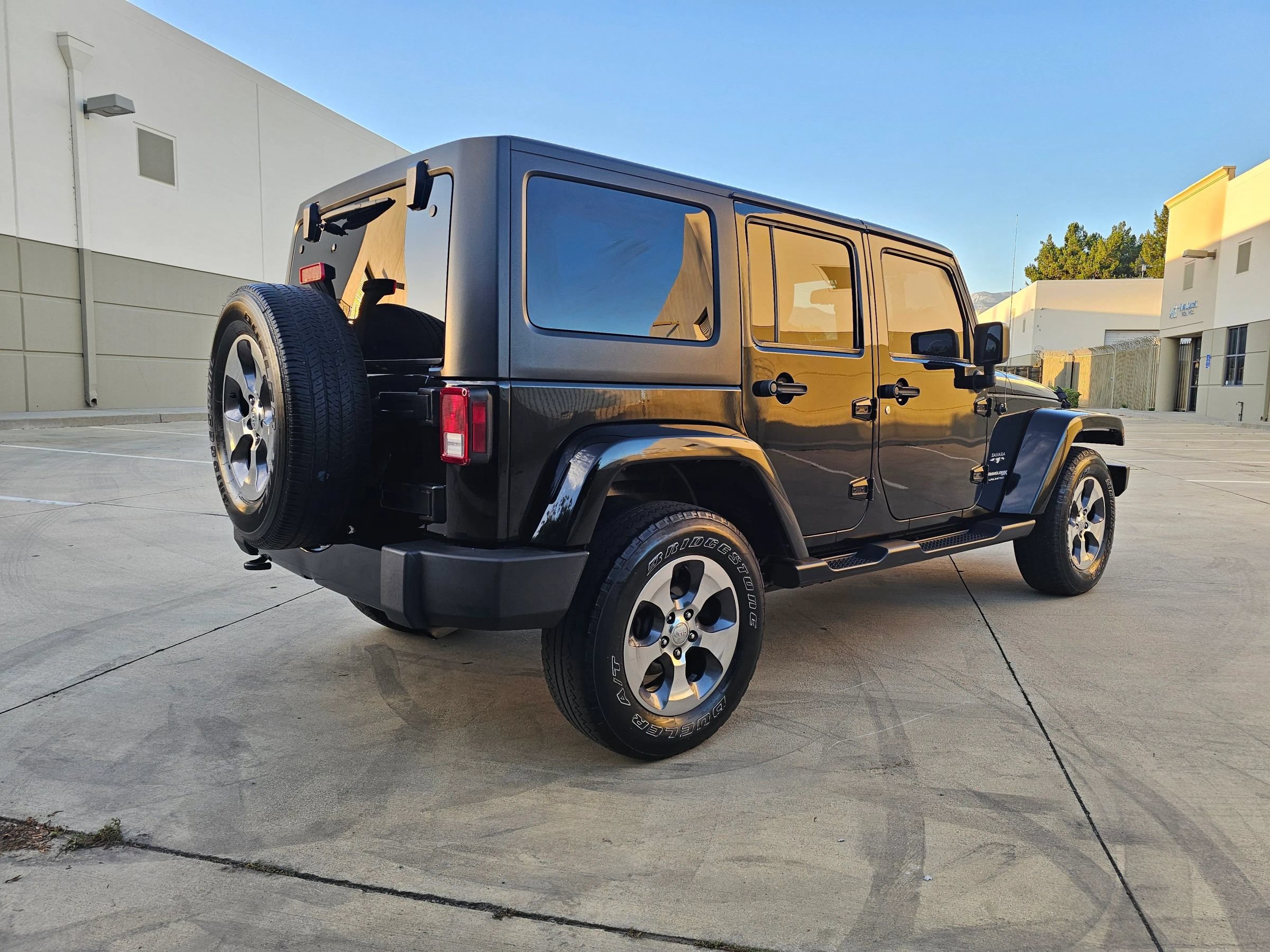 Used 2018 Jeep Wrangler Unlimited Sahara w/ Connectivity Group AWD/4WD image 5