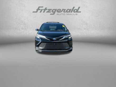 Used 2021 Toyota Sienna Platinum FWD image 2