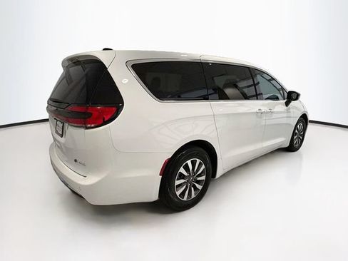 Used 2026 Chrysler Pacifica Select FWD image 6