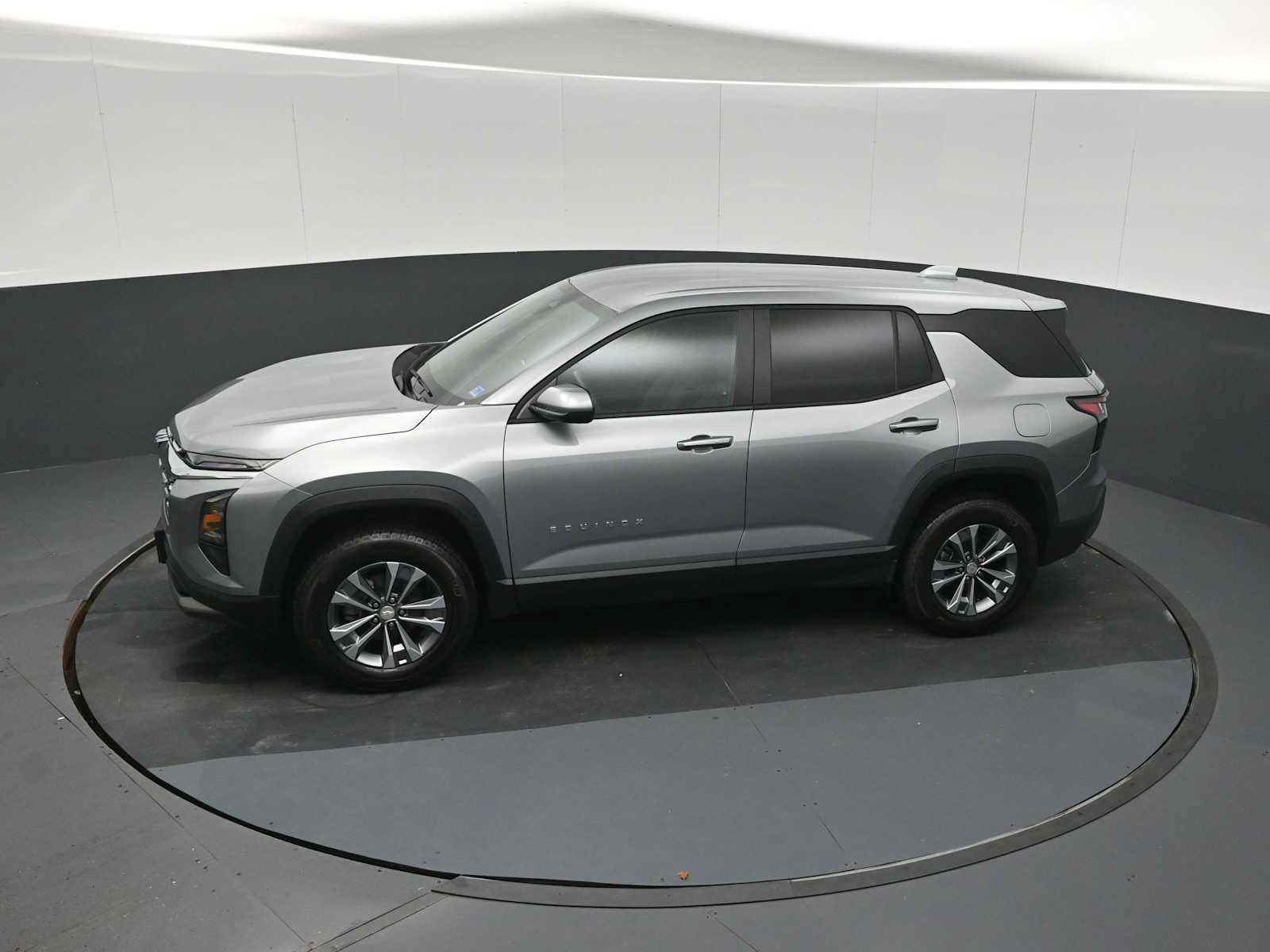 Used 2026 Chevrolet Equinox LT AWD/4WD image 13