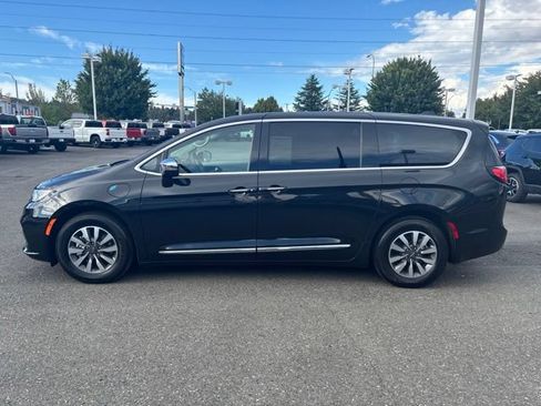 Used 2023 Chrysler Pacifica Limited w/ Uconnect Theater Family Group FWD image 2