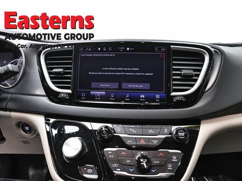 Used 2023 Chrysler Pacifica Touring-L FWD image 12