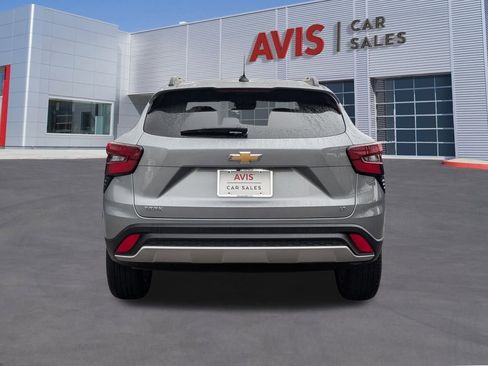 Used 2025 Chevrolet Trax LT w/ LT Convenience Package image 5