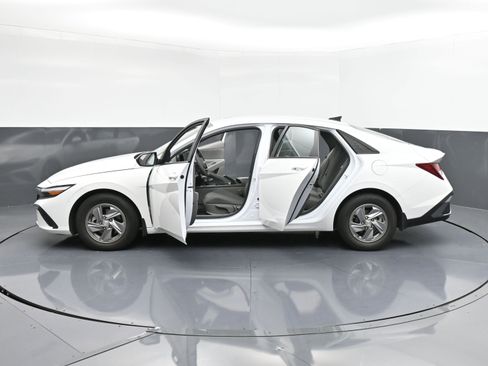 Used 2024 Hyundai Elantra SE image 37