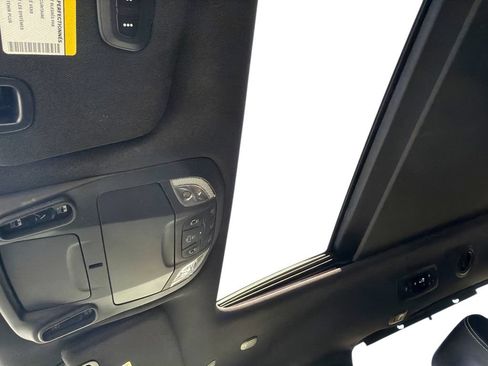 Used 2025 Chrysler Pacifica Limited FWD image 16