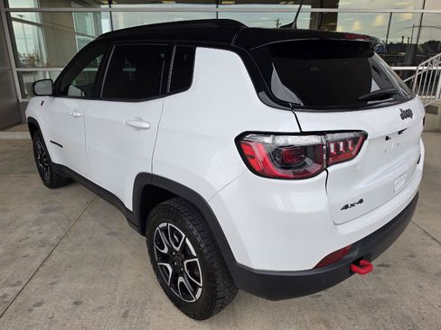 Used 2025 Jeep Compass Trailhawk AWD/4WD image 3