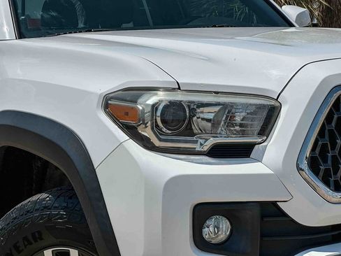 Used 2018 Toyota Tacoma TRD Off-Road RWD image 10