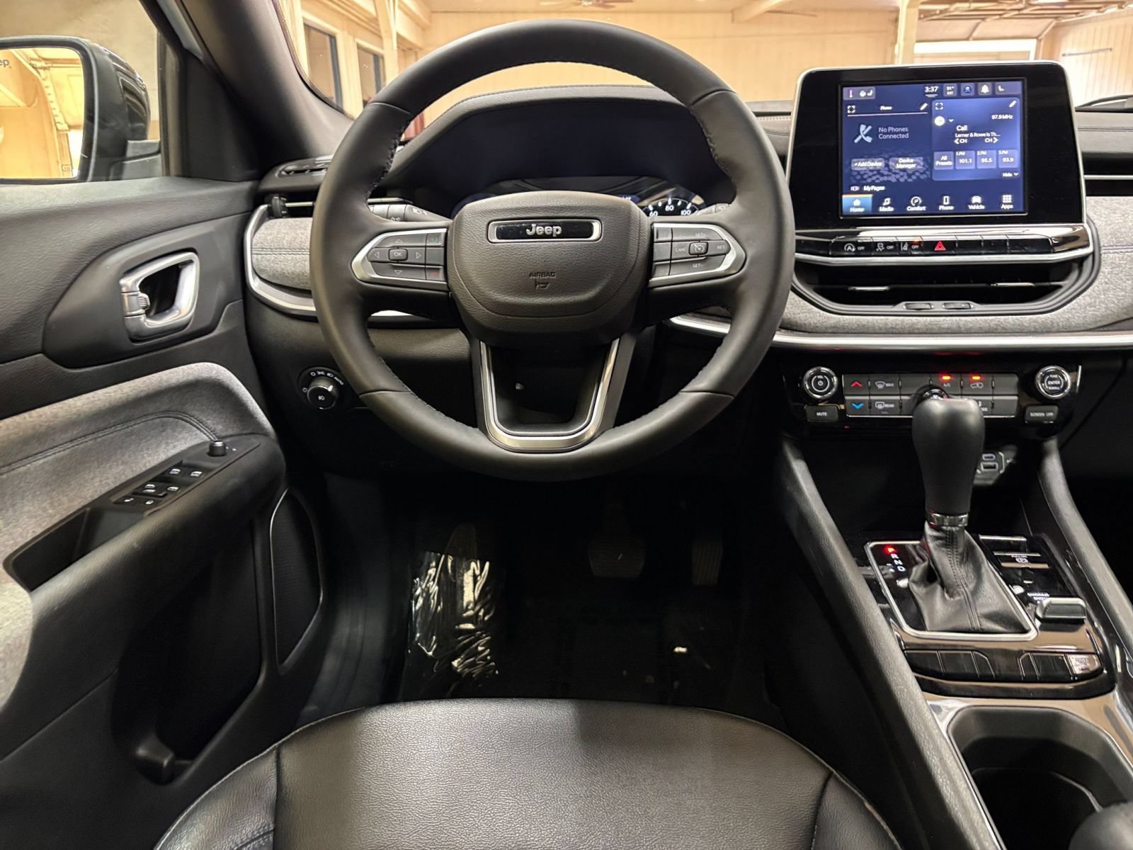 Used 2025 Jeep Compass Latitude AWD/4WD image 33