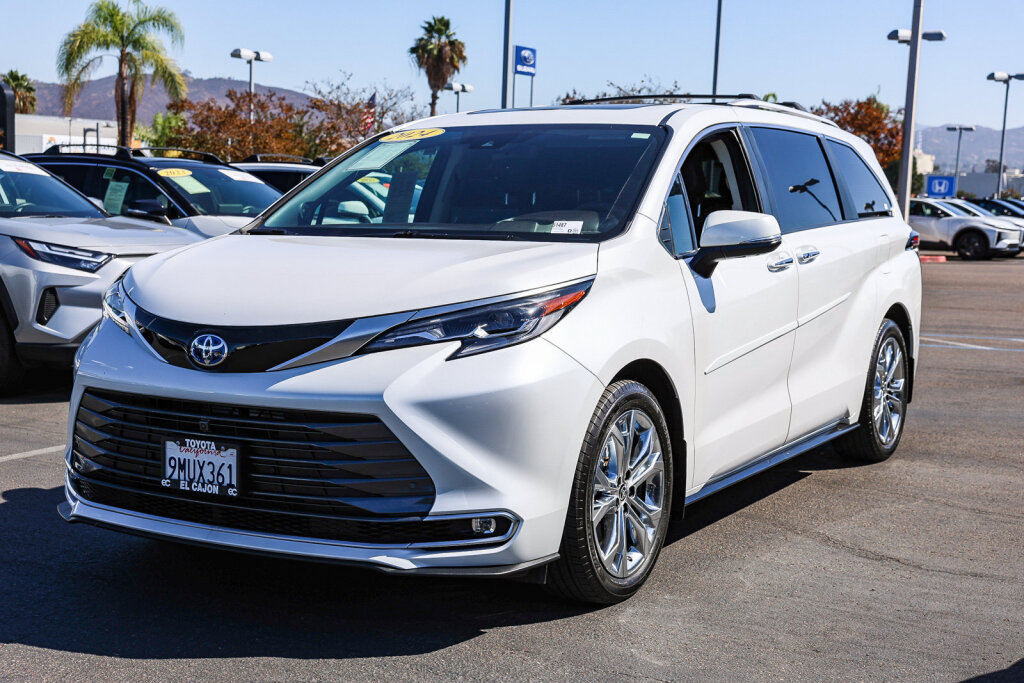 Certified 2024 Toyota Sienna Platinum FWD image 21