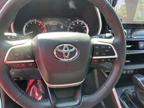 Used 2024 Toyota Highlander XLE AWD/4WD image 26