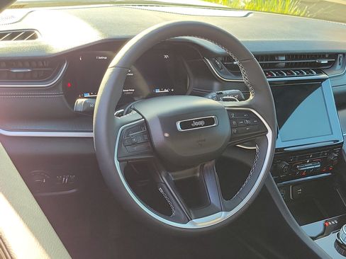 Used 2025 Jeep Grand Cherokee Altitude AWD/4WD image 8