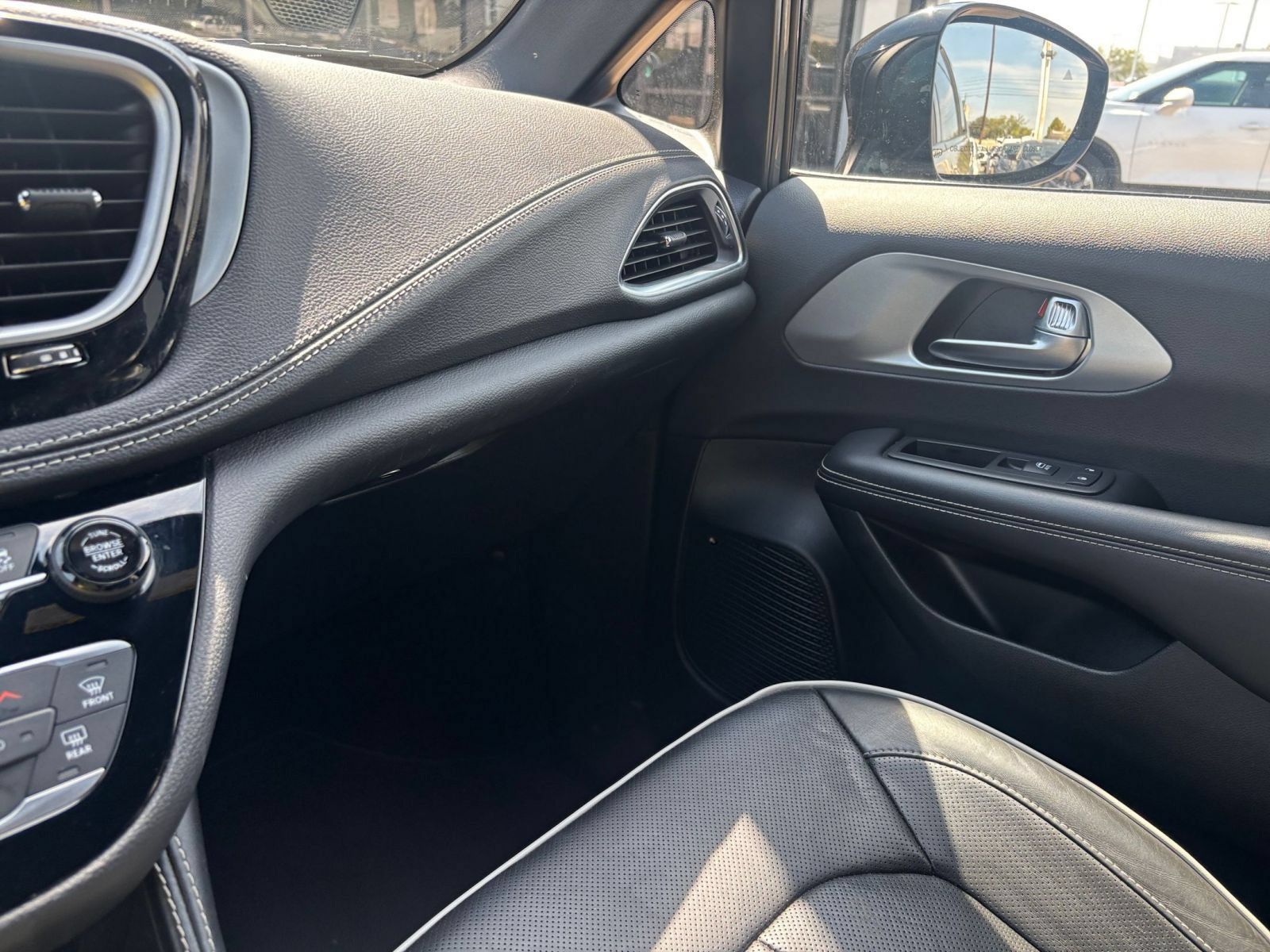 Used 2025 Chrysler Pacifica Limited FWD image 39