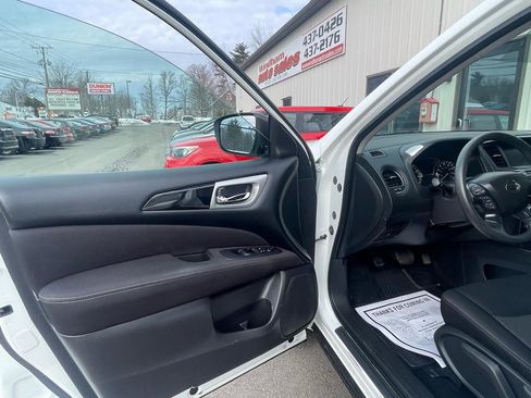 Used 2017 Nissan Pathfinder S image 11