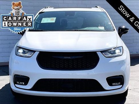 Used 2026 Chrysler Pacifica Limited w/ S Appearance Package FWD image 2