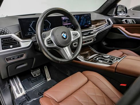Used 2024 BMW X7 xDrive40i w/ M Sport Package image 3