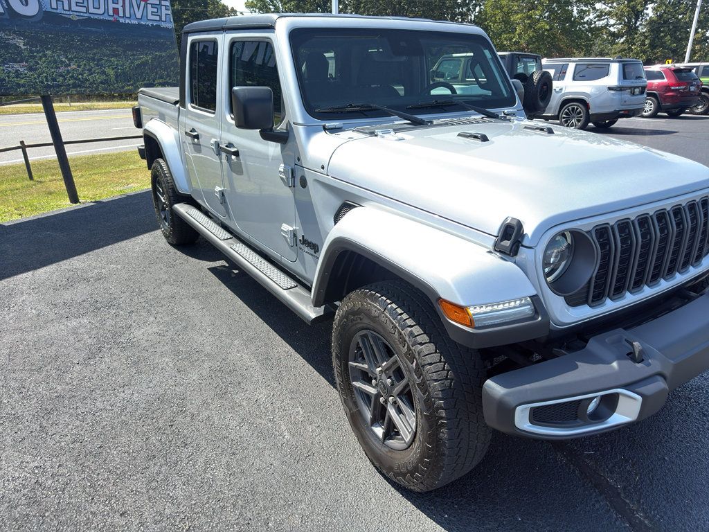Used 2024 Jeep Gladiator Sport AWD/4WD image 3