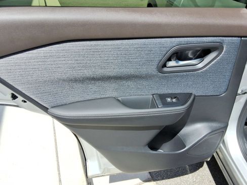 Used 2023 Nissan Rogue SV AWD/4WD image 23