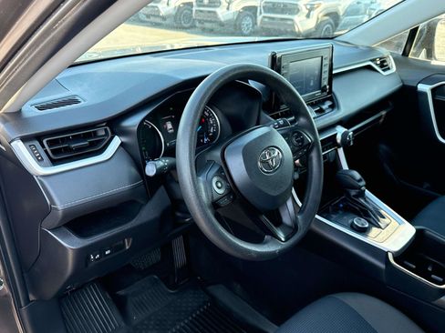 Used 2022 Toyota RAV4 LE AWD/4WD image 10